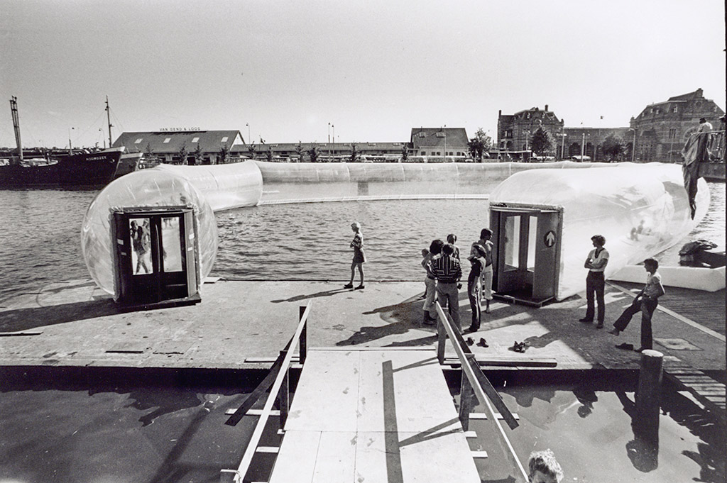 In- en uitgang Waterwalk Tube, 29 augustus 1972. Foto Pieter Boersma, Groninger Archieven (2138_3711)