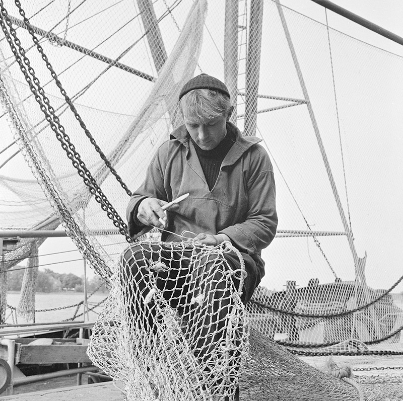 Vijko Postma voor zijn schip, de ZK 6 Hilly, 1969