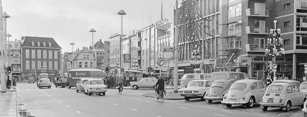 Grote Markt noordzijde, ca 1970. Foto Persfotobureau D. van der Veen, Groninger Archieven